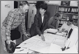 Werktuigbouwkundig ingenieur tijdens werkoverleg met ambtenaren van het stadhuis. 1998
