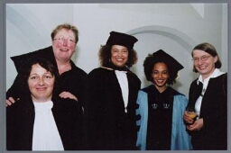 V.l.n.r.: Rosi Braidotti, Joke Blom, Angela Davis, Gina Dent, Willy Jansen, tijdens de oratie van Gloria Wekker, de eerste Nederlandse hoogleraar vrouwenstudies gender en etniciteit aan de Universiteit Utrecht, faculteit Letteren. 2002