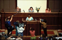 Manel spreekt het parlement toe in de Oekraïne tijdens bezoek van de treinreizigsters naar Beijing. 1995