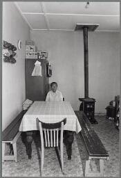 Oudere Molukse vrouw in haar keuken. 1987