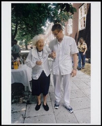 Hoogbejaarde vrouw met verzorger in verpleeghuis Amstelhof 2002