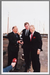 Bernhard Heppener, directeur Sail, en Pieter van Vollenhoven met een man tijdens Sail 2000 in Amsterdam 2000