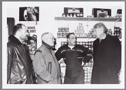 Premier Wim Kok in een groentewinkel in de Javastraat tijdens zijn bezoek aan de Indische buurt in Amsterdam 1998