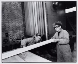 Leerlingen bewerken hout in het Centrum Vakopleiding voor Technische Beroepen. 1990