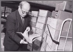 Directeur van het Nationaal Archief Maarten van Boven bekijkt het archief dat net uit Moskou is teruggekeerd 2003
