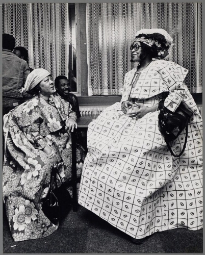 Surinaamse vrouwen in traditioneel kostuum (koto missie). 1976