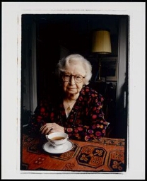 Portret van Miep Gies, die er onder andere voor zorgde dat Anne Frank's dagboek uit Duitse handen bleef 1999