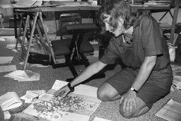 Gunilla Kleiverda in haar werkkamer met kaart op de grond 1993