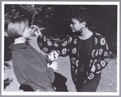 Vrouwen tonen zelfverdediging in de praktijk in het Vondelpark 1994