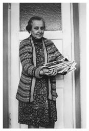 Een Poolse vrouw met anticonceptiemiddelen in haar hand. 1982