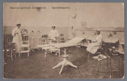 Verpleegkundigen in de operatiekamer van een homeopatisch ziekenhuis. 193?
