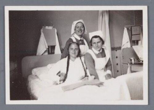Twee verpleekundigen in uniform poseren bij patiënt 193?