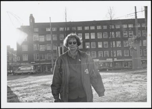 Portret van fotograaf Joke van Vlijmen op het Hoofddorpplein 1998