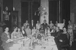 Johanna Westerdijk zittend geheel rechts 1933
