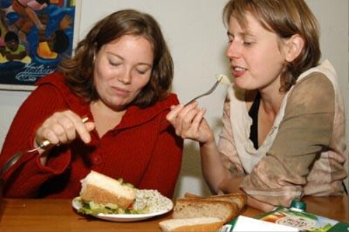 De organisatie PRIME verzorgt elke week maaltijden voor illegale vrouwen. 2004