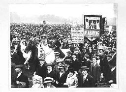 Vrouwen te paard, en mannelijke en vrouwelijke demonstranten tijdens een demonstratie voor het vrouwenkiesrecht in Londen, 1913 1913