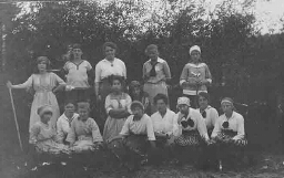Fotoalbum met 295 foto's van de meisjekampen van de kampvereeniging van de N.G.B 1920