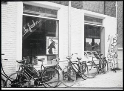 Het oude pand van vrouwenboekhandel De Feeks aan de Ridderstraat 11 te Nijmegen tijdens de verhuizing. 1984