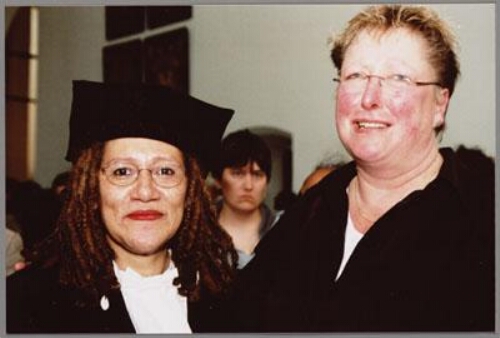 Gloria Wekker (l.) en Joke Blom (directeur IIAV) tijdens de oratie van Gloria Wekker als de eerste Nederlandse hoogleraar vrouwenstudies gender en etniciteit aan de Universiteit Utrecht, faculteit Letteren. 2002