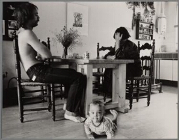 Vader en moeder aan de eettafel 1980