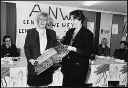Tijdens een bijeenkomst over de Algemene nabestaandenwet (ANW) van vrouwenbond FNV overhandigt voorzitter Mária van Veen aan Elske ter Veld, staatssecretaris, een vrouwenzwartboek 1995