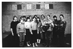 Jongeren, van de focolarebeweging, zingen tijdens het Genfest 1985