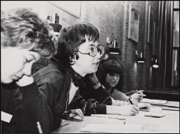 Drie vrouwen luisteren toe op de Eerste Internationale Lesbische Konferentie in Amsterdam op 27 december 1980 1980