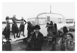 Vrouwen en kinderen bij hun woonwagen. 1980