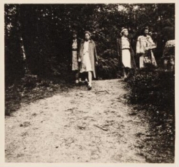 Meisjes aan het wandelen bij Vrouwen Vormingcentrum De Born. 1941?