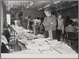 Door het Centrum voor Ontwikkelingssamenwerking georganiseerde dag 'Vrouwen 't heft in handen.' Foto: informatiemarkt. 1987