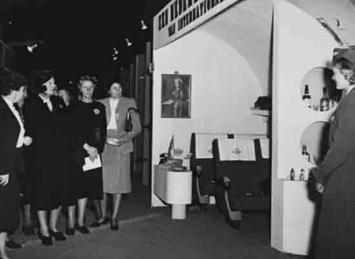 Hare Majesteit Koningin Juliana wordt rondgeleid langs de afdeling 'De vrouw in beroep, bedryf en sociaal werk' bij de Koninklijke Luchtvaartmaatschappij (KLM) op de tentoonstelling 'De Nederlandse Vrouw 1898-1948' 1948