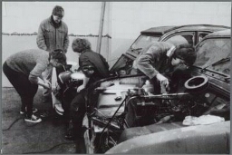 Vrouwen leren auto's repareren. 1985 ?