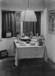 Stand 'Electrische Flat' detail eettafel op de tentoonstelling 'De Nederlandse Vrouw 1898-1948'. 1948