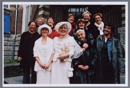 Medewerkers van het IIAV met Lin Pugh ( met kangoeroe) en Martha McDevitt, ter gelegenheid van hun huwelijk 2001