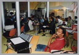 Publiek tijdesn een workshop over Internet tijdens een Zamicasa (eet- en activiteitencafé van Zami) 1999
