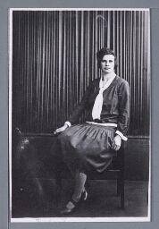 Studioportret van zuster van dienstmeisje Trui van Dijk? 1921