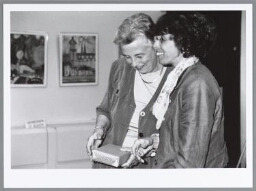 Minister van WVS Els Borst en dagvoorzitter Pauline Meurs tijdens het Congres 'de arbeidstijd van je leven'. 1997
