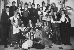 Novieten van de UVSV, de studenten in kostuum ter gelegenheid van een toneeluitvoering. 1933