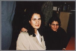 Zami medewerker Noushin Taviakoli tijdens de Zami Award 2002 met als thema 'Intergenerationele samenwerking' 2002