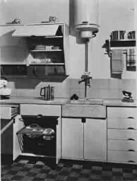 Stand 'Electrische Flat' detail keuken op de tentoonstelling 'De Nederlandse Vrouw 1898-1948'. 1948