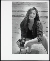 Portret van de actrice Yardeen Roos met een fotocamera 1990