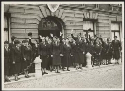 De Vrouwelijke Vrijwilligers zwaaien Koningin Wilhelmina na na haar bezoek aan het Korps Vrouwelijke Vrijwilligers (KVV) 1939