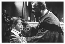 Handoplegging door een bisschop bij een jong meisje. 198?