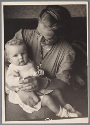 Portret van moeder met baby. 195?