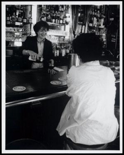 Mieke Martelhof (1947), eigenares van café Vivelavie in Amsterdam, aan het werk in haar café 1998