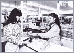 Turks meisje werkzaam bij een Zeeman winkel in Den Haag 1991