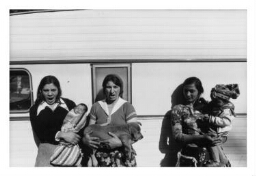 Vrouwen en kinderen voor hun woonwagen. 1980