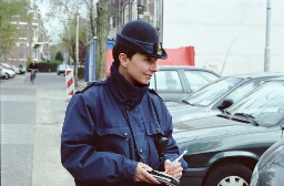 Een toezichthouder ( voorheen stadswacht) schrijft parkeerbonnen. 2002