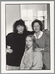 Groepsportret gemaakt tijdens de International Conference on women's history. 1986