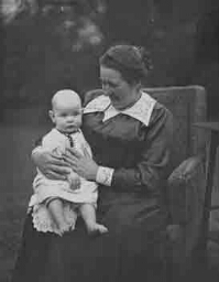 'Adriaantje Kwak bijna één jaar oud' Ze zit bij een onbekende vrouw op schoot. 1917